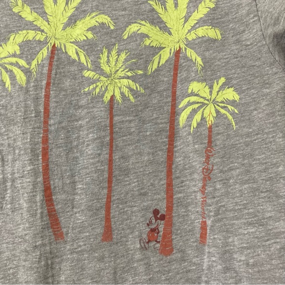 Disney Brand T-Shirt Palm Trees and Mickey ☁️✨🏰🌴 Unisex - Picture 2 of 5